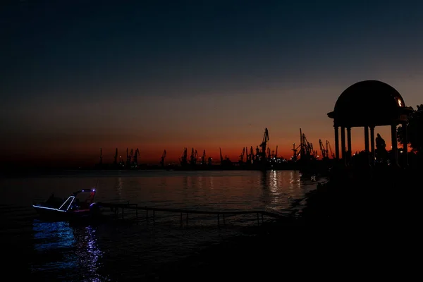 Sonnenuntergang Sonne am Meer, klares Wasser und azurblauer Sandstrand — Stockfoto