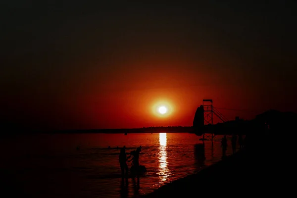 Ήλιος ηλιοβασιλέματος από τον ωκεανό, καθαρά νερά και αμμώδη παραλία γαλάζιο — Φωτογραφία Αρχείου