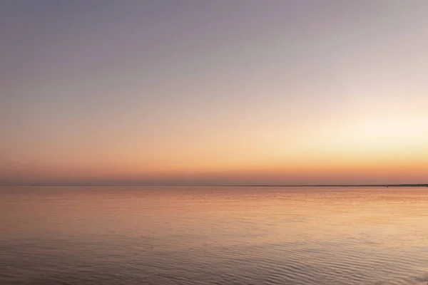 Tramonto sole in riva al mare, acqua limpida e spiaggia sabbiosa azzurra — Foto Stock