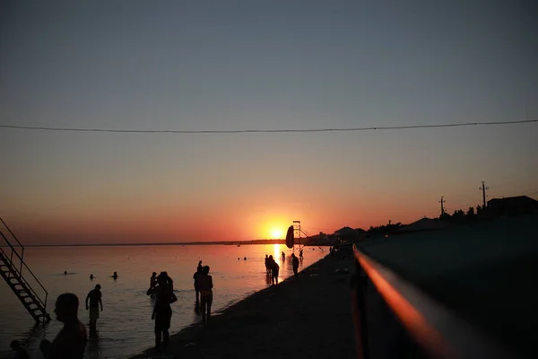 Υπέροχο ηλιοβασίλεμα στην παραλία με γαλαζοπράσινα νερά — Φωτογραφία Αρχείου