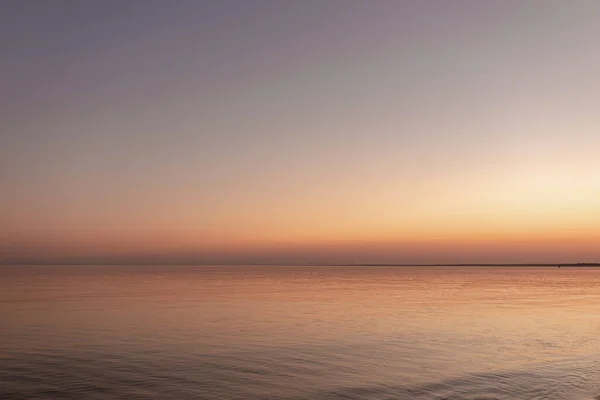 Tramonto sole in riva al mare, acqua limpida e spiaggia sabbiosa azzurra — Foto Stock