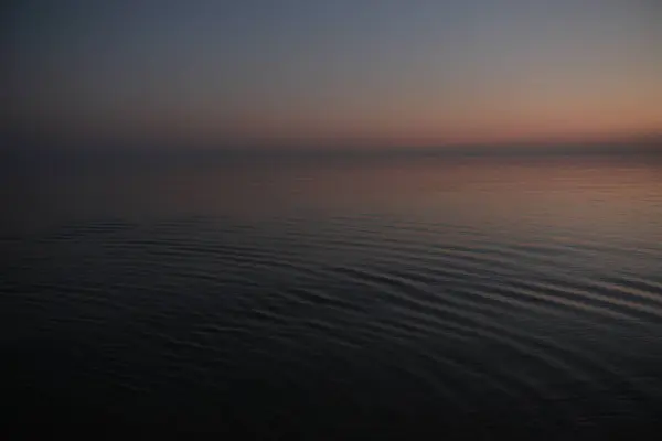 Schöner Sonnenaufgang am frühen Morgen Sonne am Meer — Stockfoto