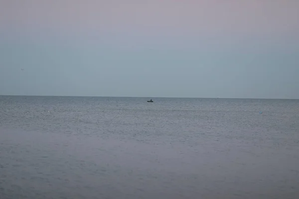 Gros plan de l'océan avec de l'eau transparente sur le rivage sablonneux — Photo