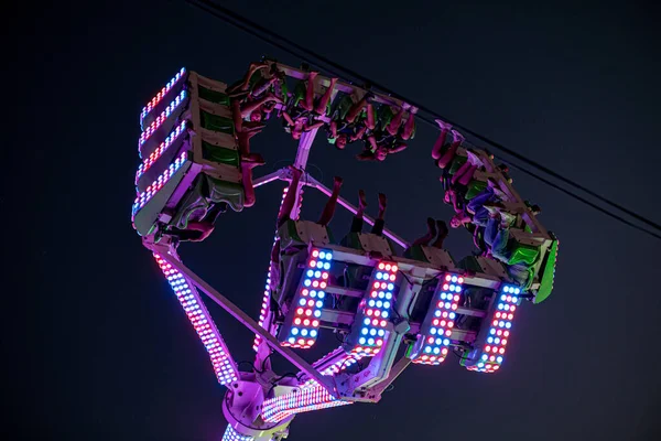 Ferris roue et attraction close-up en vol — Photo