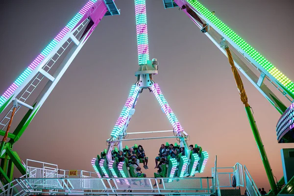 Rueda de ferris y atracción de primer plano en vuelo — Foto de Stock