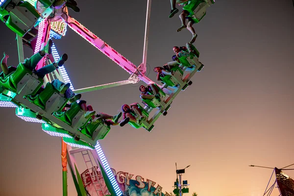 Ferris roue et attraction close-up en vol — Photo