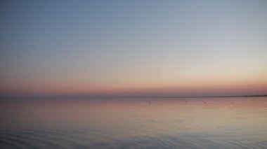 Güzel gün doğumu Deniz kenarında sabah güneşi