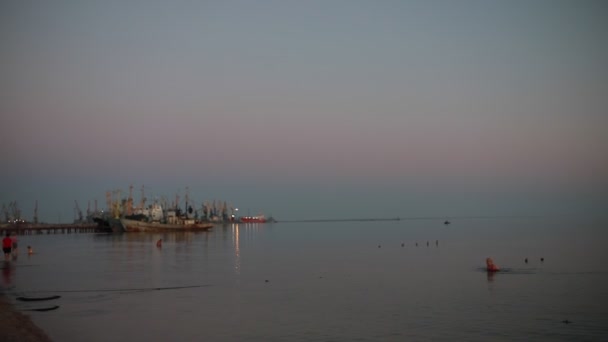 Красивый восход солнца рано утром на берегу моря — стоковое видео