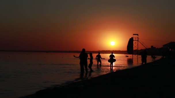 Magnífico atardecer en la playa con agua azul — Vídeo de stock