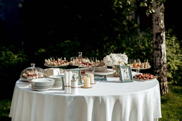 Buffet nuziale con spuntini per i più piccoli in una splendida location — Foto Stock