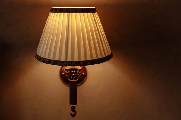 En lampa som sitter på ett bord — Stockfoto