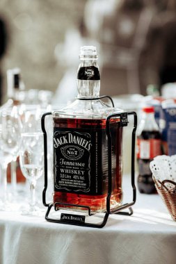 Masada bir kadeh şarap.