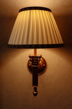 Duvarda asılı güzel bir şamdan. Yakın plan.