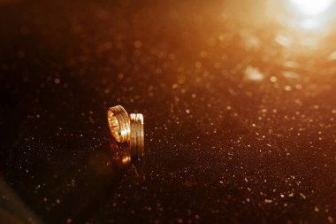 Yeni evlilerin masasına yakın plan altın yüzükler.