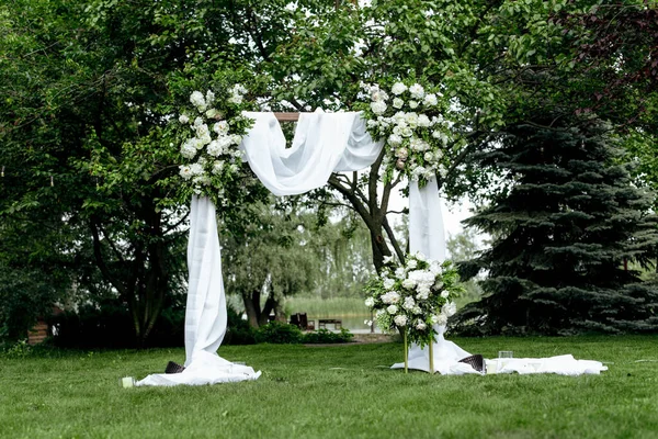 Arco de casamento muito bonito dos recém-casados na natureza — Fotografia de Stock