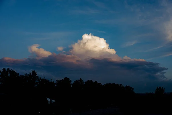 Un primo piano di nuvole nel cielo — Foto Stock