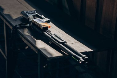 Eski batı şerifi rozeti, silah kılıfı ve eski batı siyah şapkası olan silah kemeri. Üst Manzara. Yüksek kalite fotoğraf