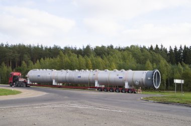 Platform üzerinde büyük boy kargo taşıma kamyonu