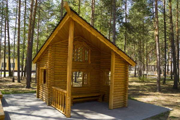 A városi park gyönyörű fából készült pavilon — Stock Fotó