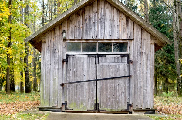 Holzgarage Für Ein Auto Steht Vor Dem Hintergrund Eines Herbstwaldes — Stockfoto