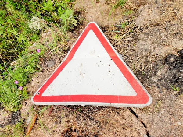 photo on the damaged road sign \