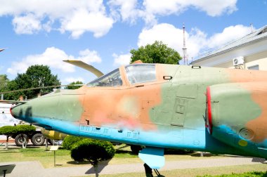 Müzedeki bir jet savaşçısı. Ön görünüm