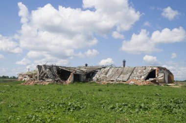 yıkılan bina mavi gökyüzünün arka planında