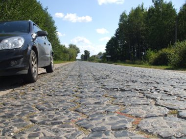 Benzersiz bir yol sulak geçen taş. Belarus.