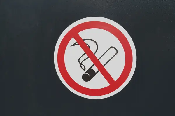 Smoking sign on a black background raprescheno — Stock Photo, Image