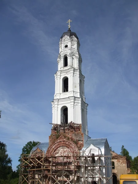 The bell tower of the monastery of St. -Pustynskogo during restoration. Mstislavl, Belarus. — Stock Photo, Image