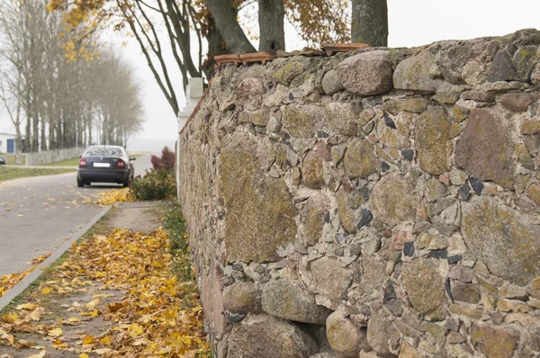 Late autumn. Old stone fence — Stock Photo, Image