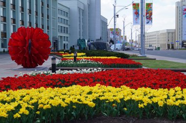 Minsk, Beyaz Rusya'nın şehirde sokakta çiçek yatak
