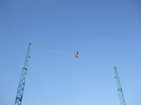 Atração turística -pryzhki no alto das cordas. bungee. — Fotografia de Stock