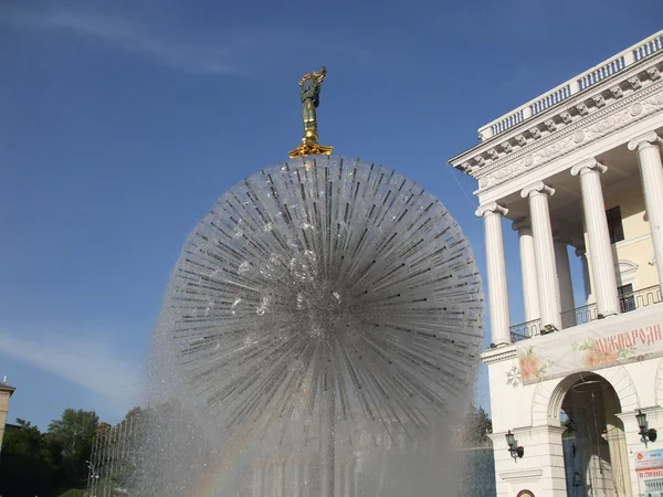 Ukraine. Beautiful fountain spherical shape on Independence Square — Stock Photo, Image