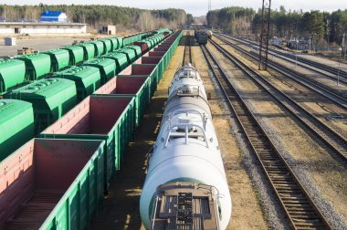 Tren garında tankları ve vagonlar ile trenler vardır