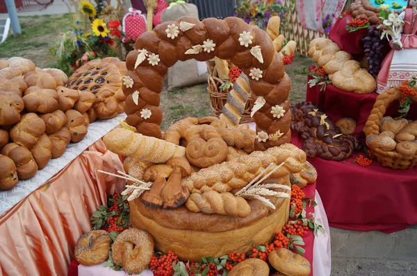 Försäljning av produkter från bröd. Olika baka bröd — Stockfoto