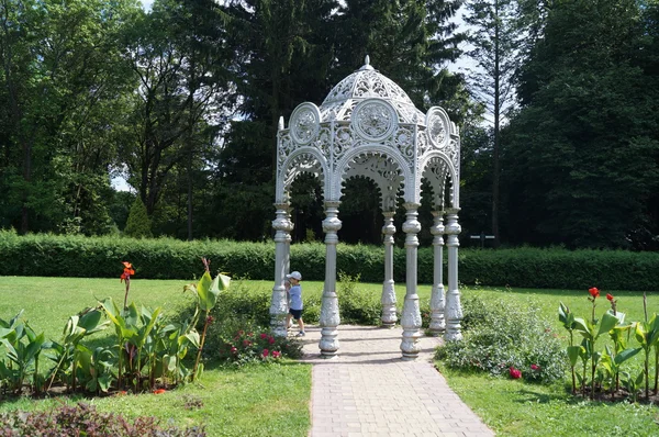 Belo gazebo ao ar livre no parque — Fotografia de Stock