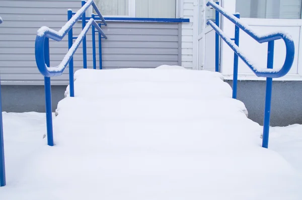 El invierno. Los escalones están cubiertos de nieve blanca —  Fotos de Stock