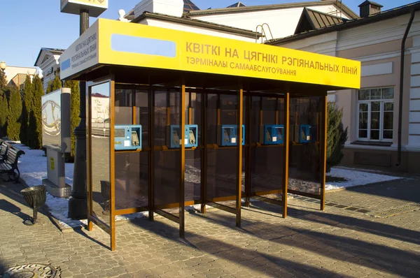 Transport ferroviaire. Bornes électroniques dans les pavillons couverts Billet — Photo