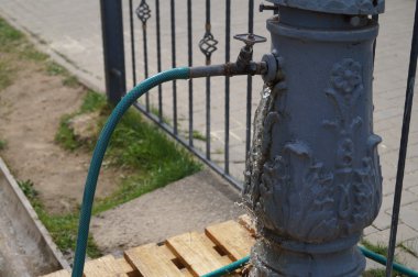 Hatalı sıhhi tesisat. Su kaçağı sütun