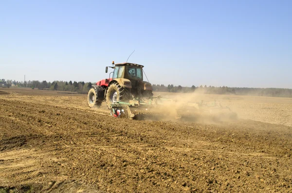 Disking the soil before sowing power tractors seed — Stock Photo, Image