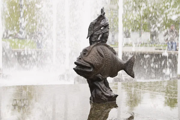 Escultura de pescado en bronce sobre una fuente de losa de mármol — Foto de Stock