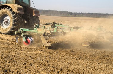 Bitkileri dikim önce Harrow toprak işleme