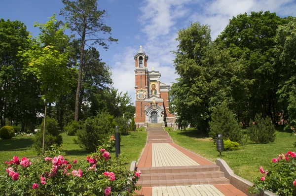 Православная церковь в замке территории в городе Мире. Беларусь — стоковое фото