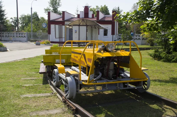 Dieselwagen für Transportarbeiter fahren zur Reparaturstelle — Stockfoto