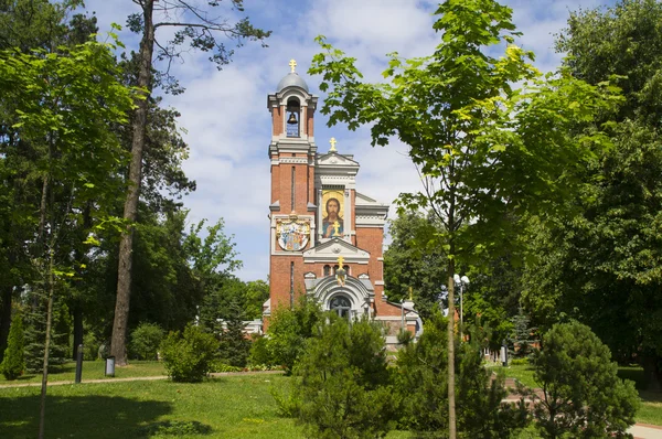 Une petite église orthodoxe dans le parc municipal — Photo