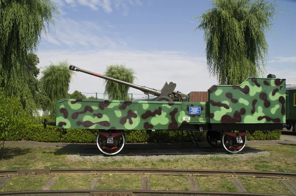 Железнодорожная платформа для перевозки военной техники — стоковое фото
