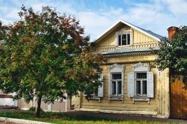 Kolomna, Rusya, 27 Eylül 2020: Kolomna, Moskova bölgesindeki dekoratif pencereleri, çerçeveleri Rusya 'da bulunan eski kırsal ahşap ev.
