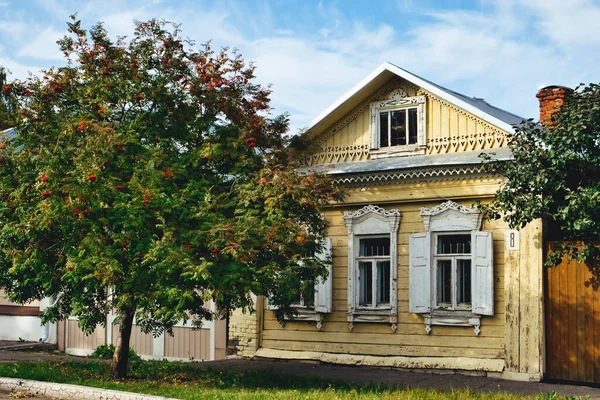 Kolomna, Rússia, 27 de setembro de 2020: Vintage casa de madeira rural com janelas esculpidas ornamentais, quadros em Kolomna, região de Moscou, Rússia. — Fotografia de Stock