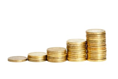 Beş yığın bozuk para beyaz arka planda izole edilir. Para büyüme konsepti. Bankacılık, finans, para birimi.